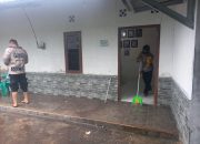 Kapolsek Pemali Bantu Bersihkan Rumah Warga Terdampak Banjir