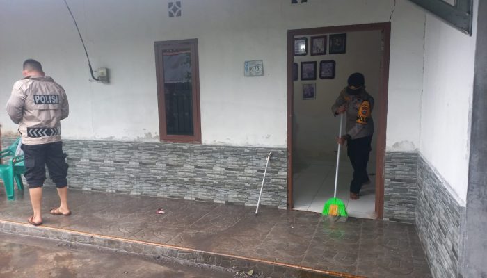 Kapolsek Pemali Bantu Bersihkan Rumah Warga Terdampak Banjir