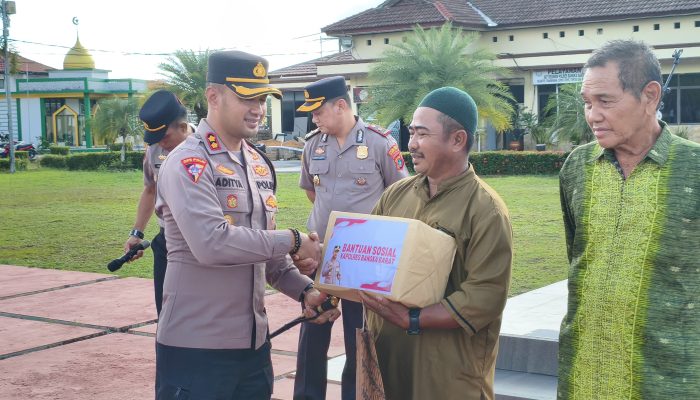 Kapolres Beri Penghargaan Kepada Penemu Granat di Kampung Tanjung
