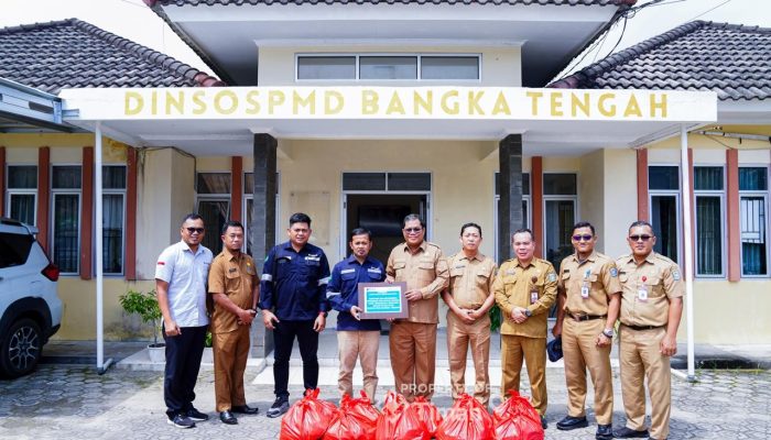 Untuk Warga Terdampak Banjir, PT TIMAH Serahkan Bantuan Ratusan Paket Sembako