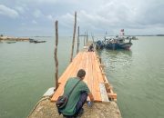 Melalui Program CSR, PT TIMAH Bantu Perbaiki Dermaga Nelayan Desa Air Lintang