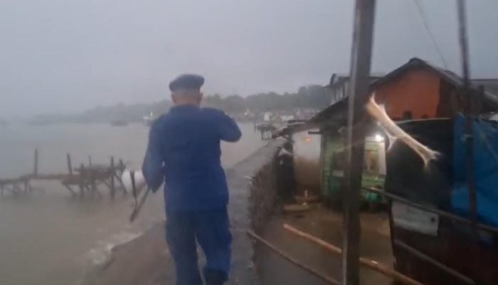 Masyarakat Pesisir Diimbau Waspadai Cuaca Buruk dan Air Laut Pasang