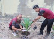 Meski Diguyur Hujan Lebat, Kapolres Tetap Ajak Anggota Tanam Pohon