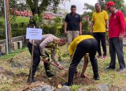 Kapolres Tanam Pohon Endemik di Menumbing