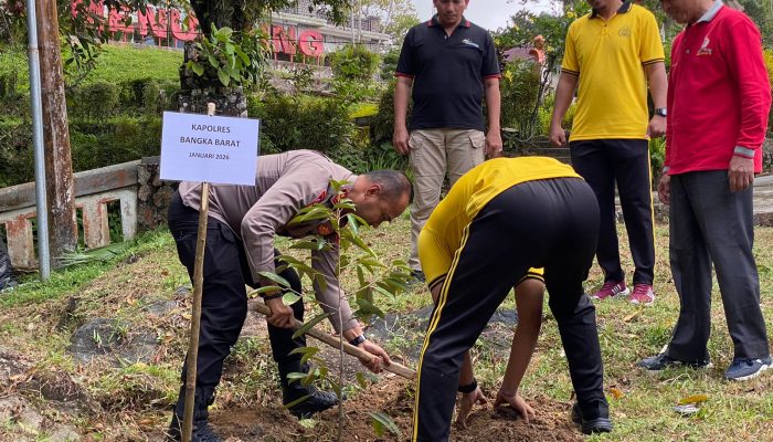 Kapolres Tanam Pohon Endemik di Menumbing