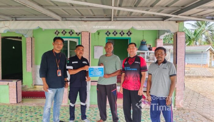 PT TIMAH Serahkan Bantuan Untuk Musala Baiturrohma di Desa Keposang