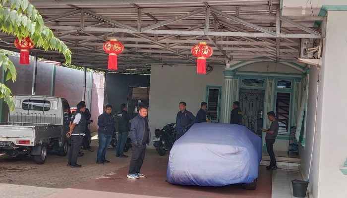 Bareskrim Polri Geledah Rumah Warga Keposang