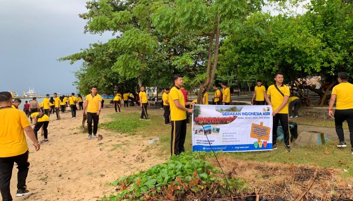 Dukung Penuh Gerakan Indonesia ASRI, Polres Bangka Barat Bersih Pantai Batu Rakit