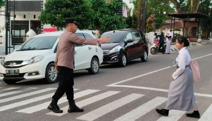 Kapolsek Taman Sari Turun ke Jalan, Atur Lalin di Depan SMKN 1 Pangkalpinang