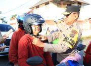 Polantas Bagikan Helm Gratis ke Pengendara