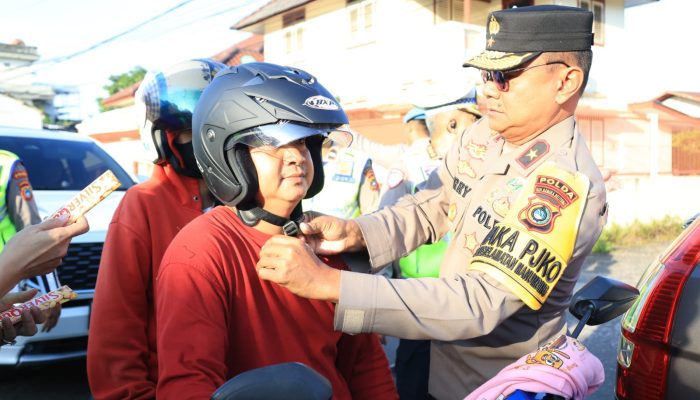 Polantas Bagikan Helm Gratis ke Pengendara