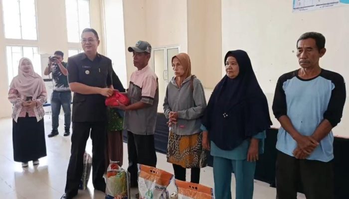 Pemkab Babar Bagikan Paket Sembako Bersubsidi