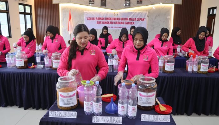 Pengurus Bhayangkari Cabang Bangka Panen Eco Enzyme