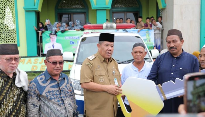 Gubernur Serahkan Bantuan Ambulans untuk Masjid As-Salam Kace