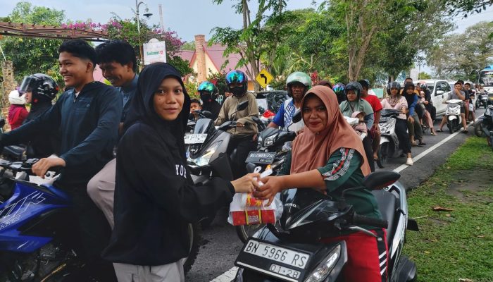 SMP Negeri 3 Mentok Bagi-bagi Takjil