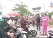 Polres Bangka Tengah Bagikan Takjil di Depan Pasar Koba