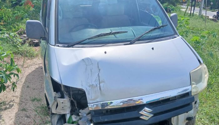 Pengemudi Mobil Plat Merah Luka-luka