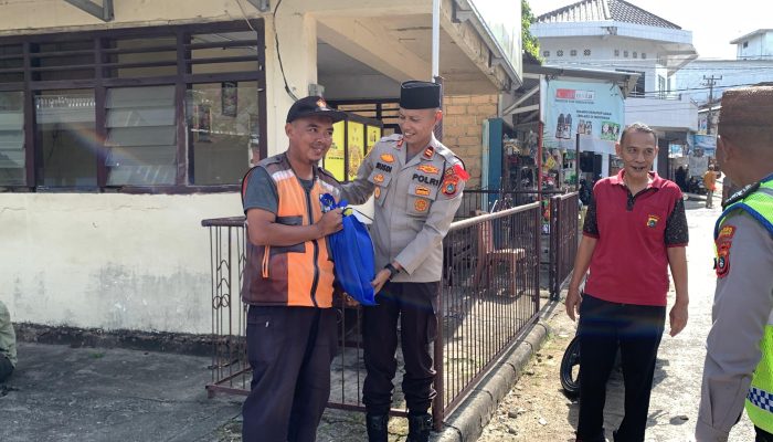 Petugas Parkir Pasar Mentok Terima Bantuan dari Polsek