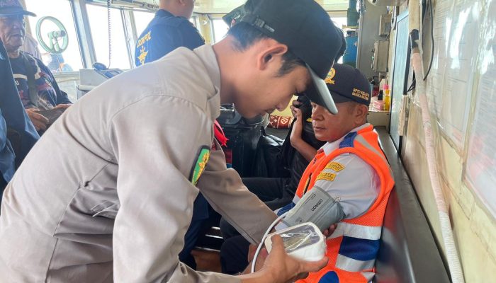 Pastikan Keselamatan Penumpang, Dokkes Periksa Kesehatan Kru Kapal