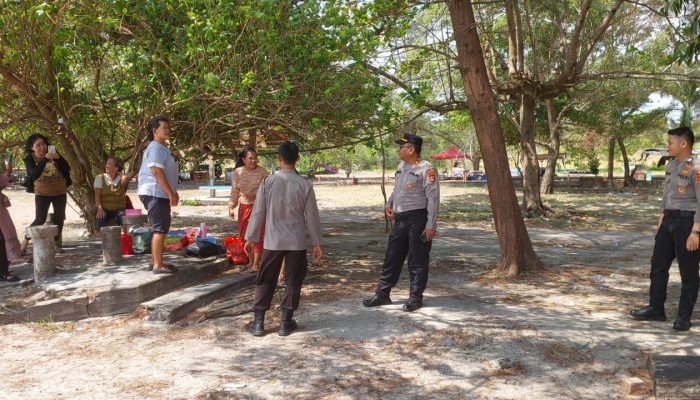 Satbinmas Patroli di Pantai Matras