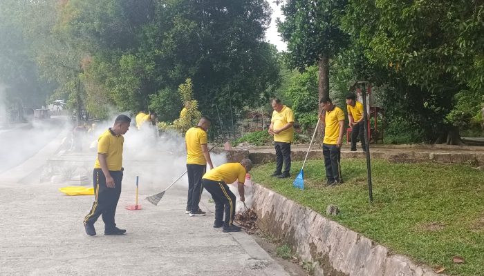 Kerja Bakti Bersih-bersih di Kawasan Hutan Kota