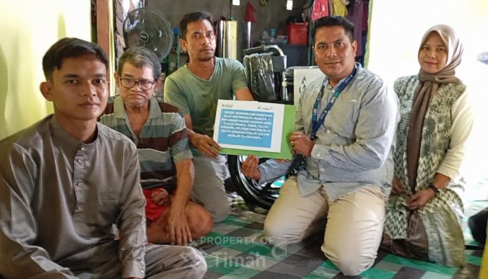 Serahkan Bantuan Kursi Roda untuk Kadir Yatim