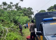 Bersama Warga Bersihkan Pohon Tumbang