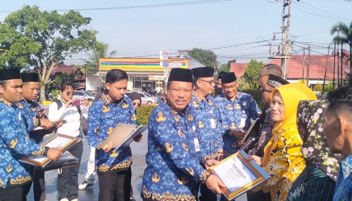 Wali Kota Serahkan Tali Asih Kepada 8 ASN
