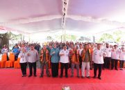 Gubernur Pasang Life Jacket ke Nelayan