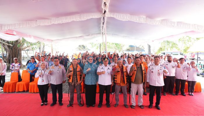 Gubernur Pasang Life Jacket ke Nelayan