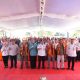 Gubernur Pasang Life Jacket ke Nelayan