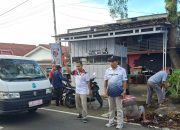 Gotong Royong Bersihkan Sampah di kawasan Pintu Air
