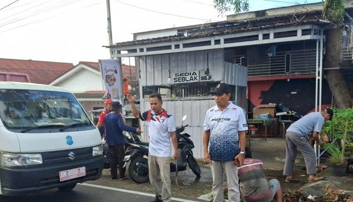 Gotong Royong Bersihkan Sampah di kawasan Pintu Air