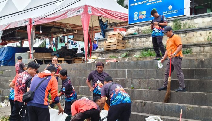 Sekda Pimpin Gotong Royong Bersihkan Pasar Pagi