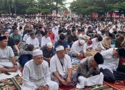 Ribuan Jamaah Padati Alun-alun Taman Merdeka