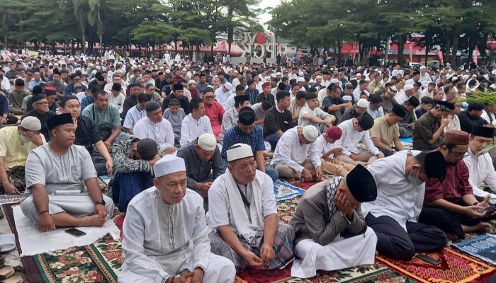 Ribuan Jamaah Padati Alun-alun Taman Merdeka