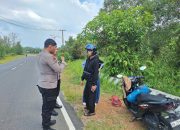 Polsek Merawang Bantu Pengendara yang Motornya Mogok
