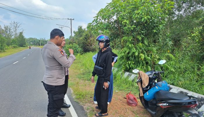 Polsek Merawang Bantu Pengendara yang Motornya Mogok