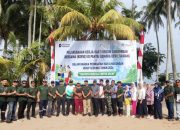 Tanam Pohon dan Bersihkan Pantai Asmara Dewi