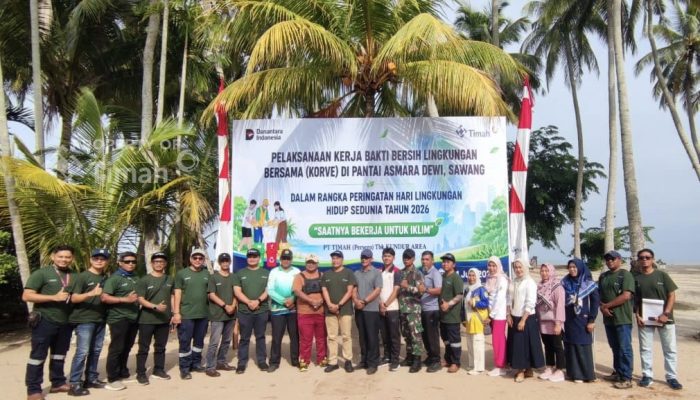 Tanam Pohon dan Bersihkan Pantai Asmara Dewi