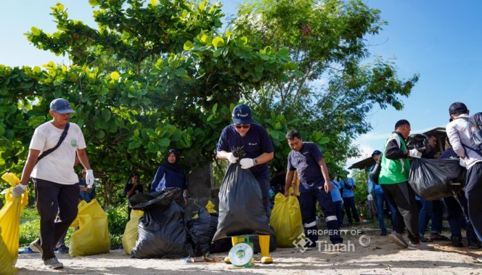 Gotong Royong Jaga Kelestarian Pantai Tambak Udang