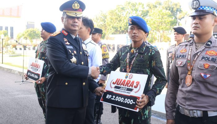 Kapolda Babel Beri Penghargaan Bagi Personel Berprestasi