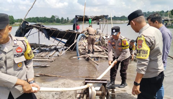 Tim Gabungan Tertibkan Tambang Timah di Pinggir Jalan