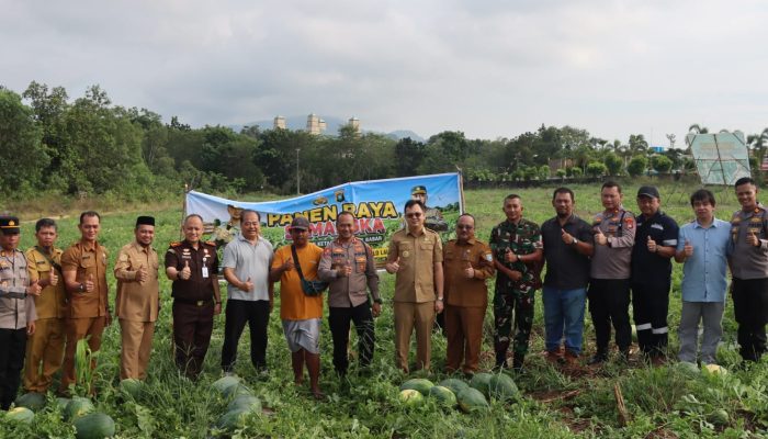 Polres Bangka Barat Ubah Lahan Kritis Jadi Lautan Semangka