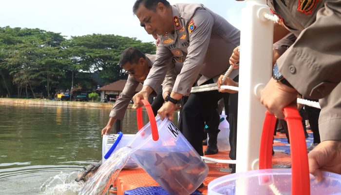 Kapolda Pimpin Pelepasan Ikan di Kolam Bhaypark