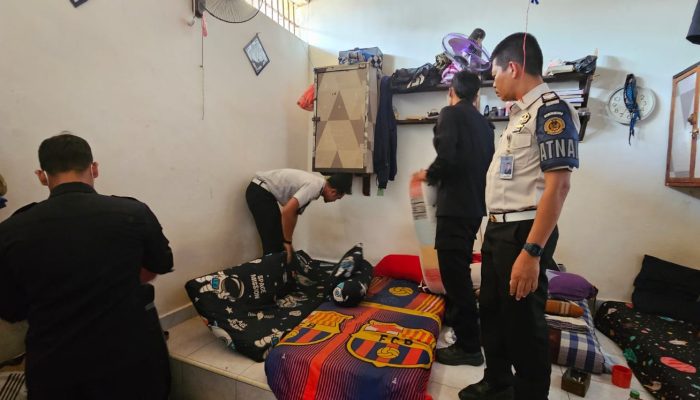 Petugas Geledah Blok Hunian Warga Binaan