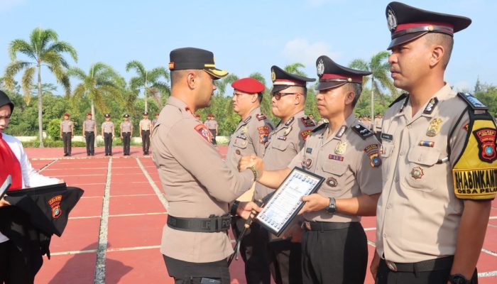 Kapolres Beri Penghargaan 18 Personel Berprestasi