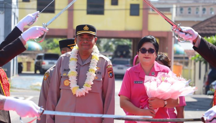Tradisi Pedang Pora Sambut AKBP Samuel, Lepas AKBP Bratasena