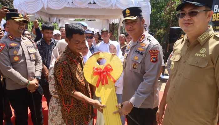 Akuan Lege Terharu Terima Kunci Rumah dari Kapolda