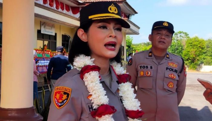 AKBP Helen Disambut tarian dan Tradisi Pedang Pora